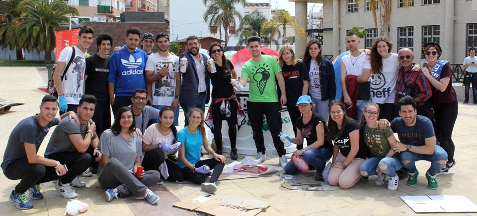 Más de 70 alumnos de la Escuela de Arte participan en una campaña de Limdeco para fomentar el reciclaje de vidrio