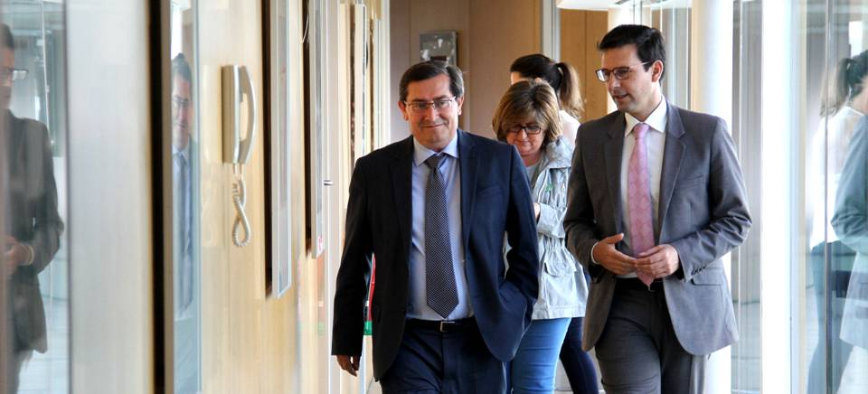 Diputación y Ayto. de Granada sumarán esfuerzos para mejorar las conexiones aéreas de la provincia