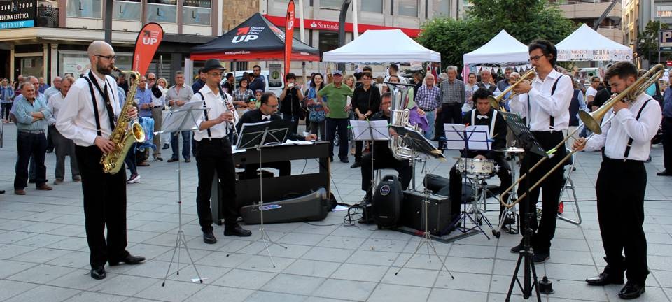 La alcaldesa destaca la importancia que tiene para la actividad comercial y hostelera la llegada de cruceros como el ‘Peace Boat’