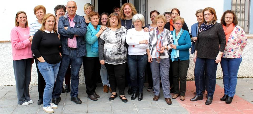 La alcaldesa visita los Talleres de Adultos de Las Angustias y Huerta Carrasco