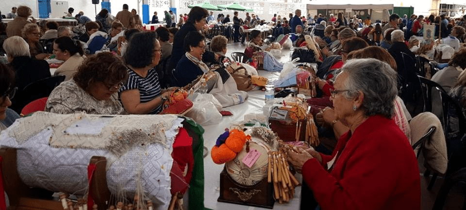 La amenaza de lluvia obligó a celebrar el XIII Encuentro de Bolillos de Almuñécar en el Colegio Virgen de la Antigua