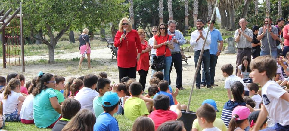 300 escolares de Motril participan en una plantación en el Parque de los Pueblos de América con motivo del Día Mundial del Medio Ambiente