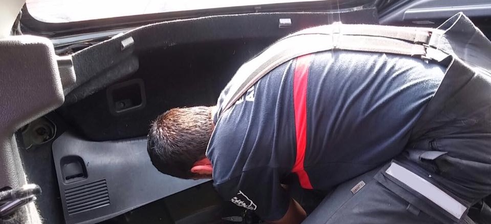 Bomberos de Almuñécar rescatan a un bebe del interior de un vehículo donde quedó encerrado