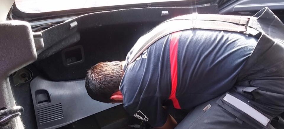 Bomberos de Almuñécar rescatan a un bebe del interior de un vehículo donde quedó encerrado