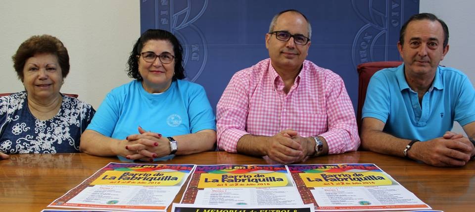 David Martín acompañado por los miembros de la Asociación de Vecinos de La Fabriquilla en la presentación de las fiestas del barrio 2