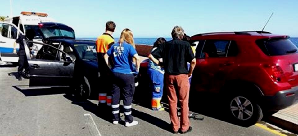 Dos heridos leves en un choque fronto-lateral de dos vehículos en el Paseo de Cotobro
