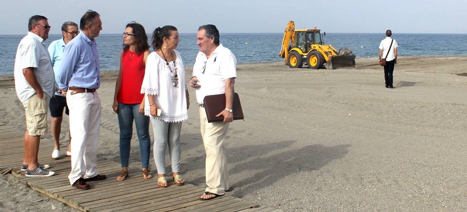 El Ayto. de Motril inicia con su propia maquinaria y recursos la mejora de las playas motrileñas