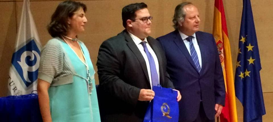 El concejal delegado de Turismo, Rafael Caballero Jiménez, ha recibido las cuatro banderas de 'Q de calidad'