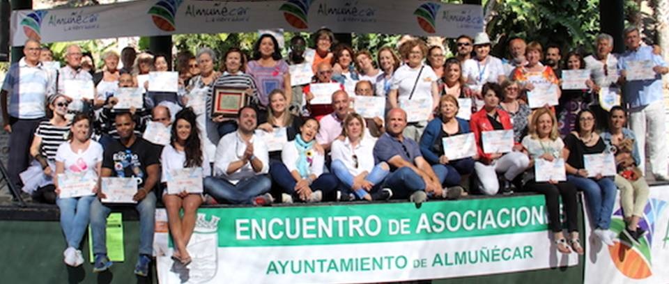 Foto de familia participantes en el Encuentro de Asociaciones de Almuñécar 2016.jpg