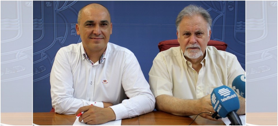 Gregorio Morales y Manuel Gutiérrez en la presentación de los talleres impartidos por Cruz Roja 2