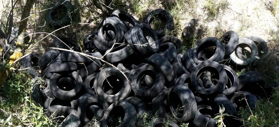 IU denuncia la existencia de un vertedero ilegal de neumáticos en La Herradura