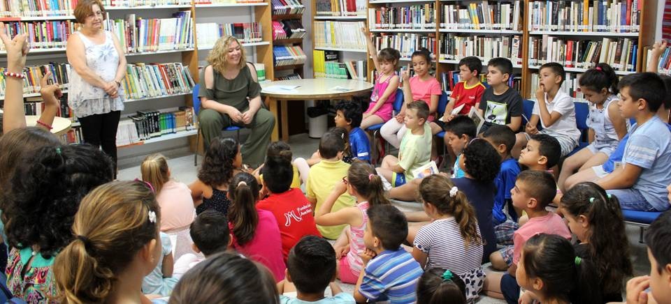 La alcaldesa participa en la Biblioteca Pública de Santa Adela en la actividad ‘Biblioteca-Escuela’ para el fomento de la lectura