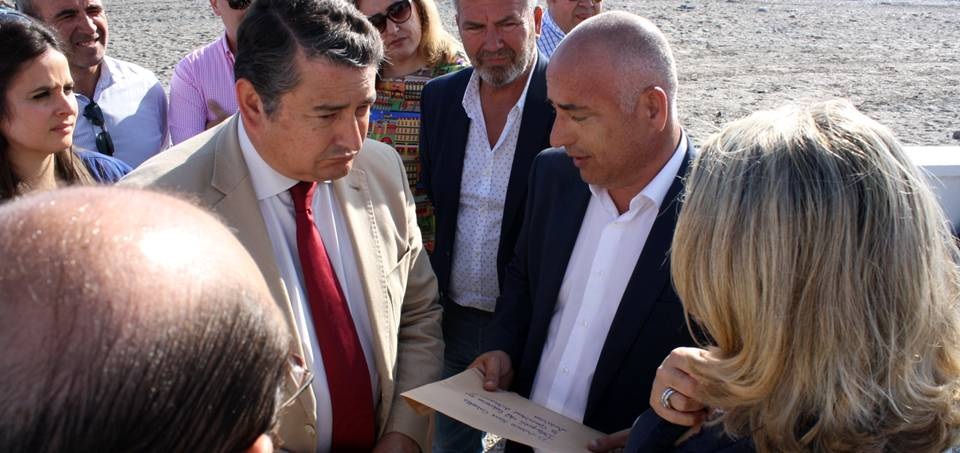 Sergio García informa a Antonio Sanz de las carencias de las playas de la Costa Tropical
