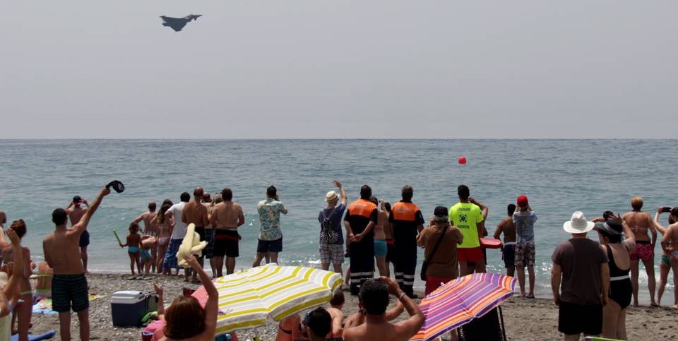 Unas 50.000 personas abarrotan las playas de Motril para presenciar el ‘XI Festival Internacional Aéreo’