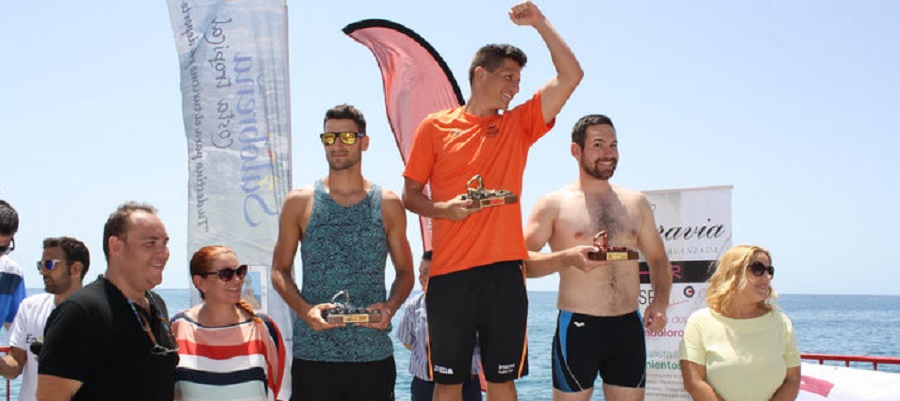 300 nadadores le ponen color al litoral salobreñero en la travesía a nado del Peñón a La Caleta