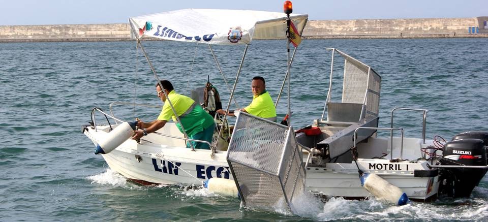 El barco de LIMDECO refuerza el dispositivo de limpieza de las playas motrileñas