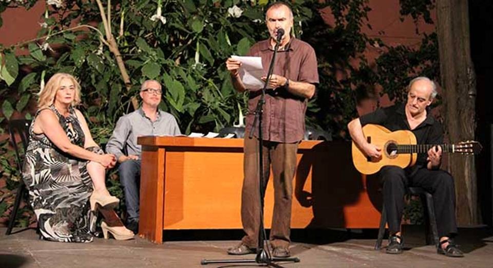 El escritor almeriense Ángel Luis Alonso presentó en Almuñécar su libro de poesía 'Desgarros'