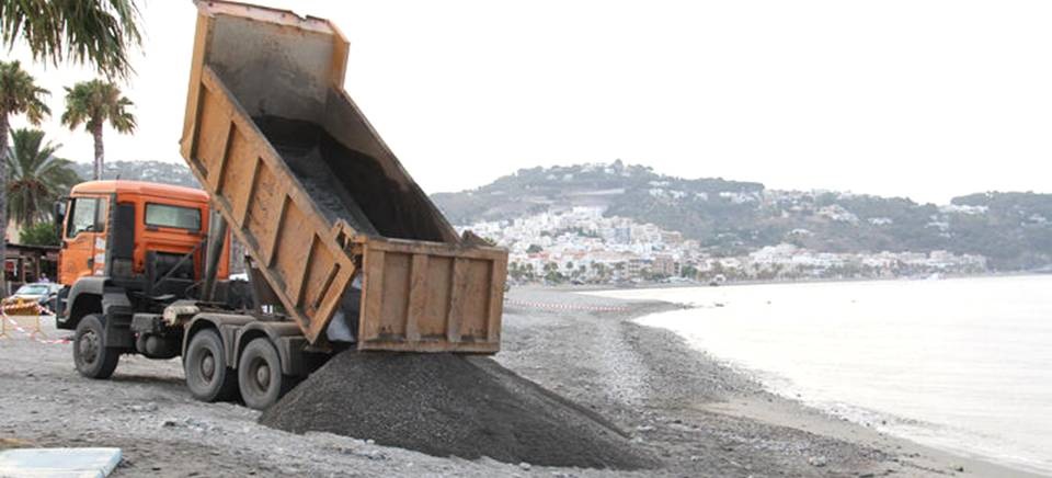 En pleno verano Costas regenera zonas afectadas por temporales en Velilla y La Herradura
