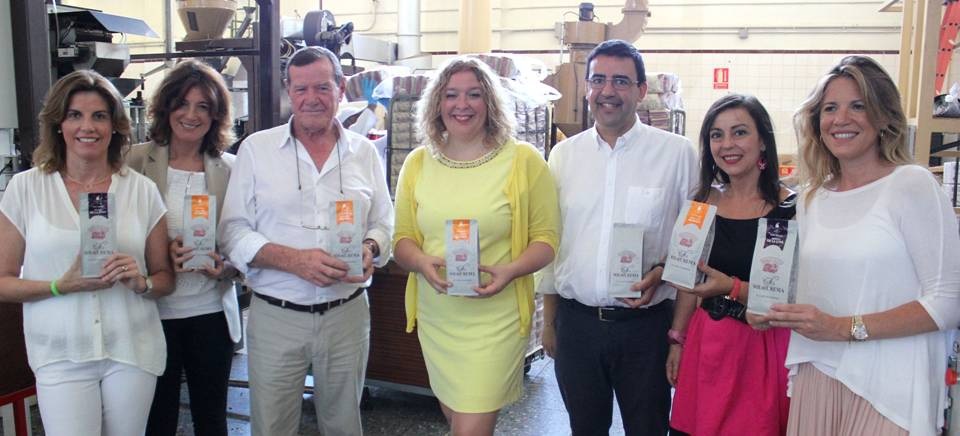 Flor Almón (centro) y Mario Jiménez con el fundador y las gerentes de Sol y Crema