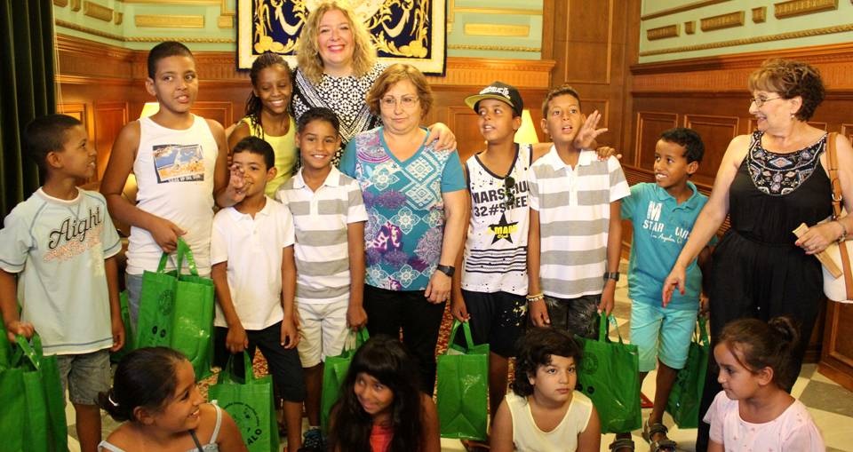 Flor Almón recibe a los niños saharauis que participan en el programa de 'Vacaciones en Paz'