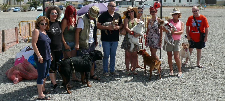 La playa canina de Motril registra su primer gran lleno de la temporada