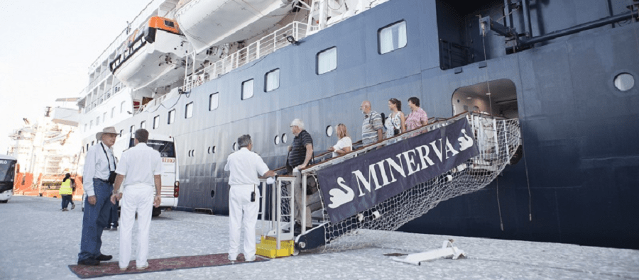 El crucero Minerva atracó en Motril con un pasaje superior a las 400 personas