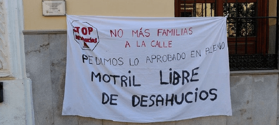 Izquierda Unida denuncia que una familia con menores lleva tres días durmiendo en la calle