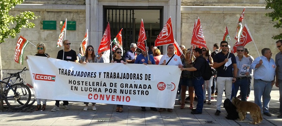 ccoo-y-ugt-se-movilian-en-granada-contra-la-cara-b-del-turismo