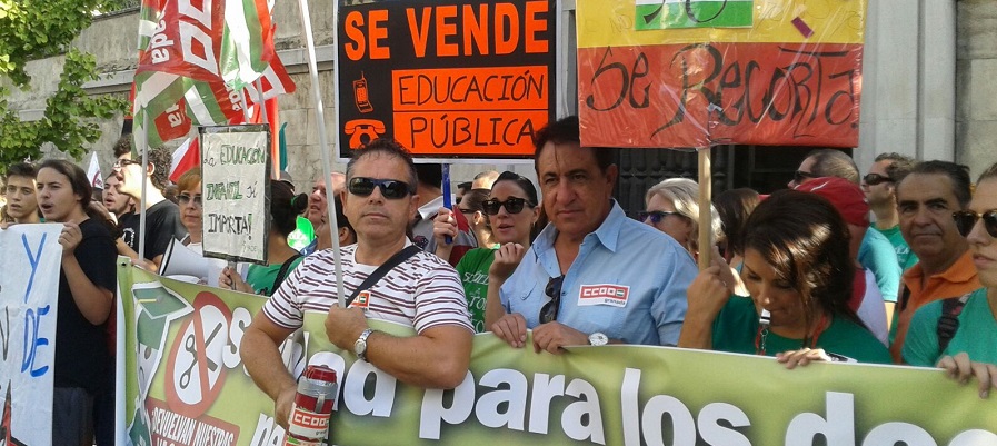Concentración contra los recortes en Educación que supondrán una reducción de la plantilla de más de 200 docentes