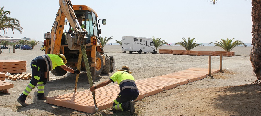el-ayto-instala-150-m-de-pasarelas-de-hormigon-en-la-playa-del-cable
