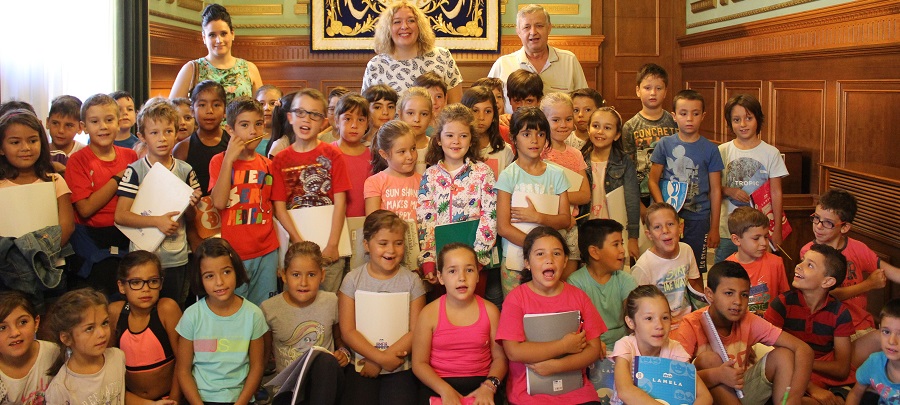 la-alcaldesa-recibe-a-medio-centenar-de-ninos-y-ninas-del-colegio-publico-virgen-de-la-cabeza