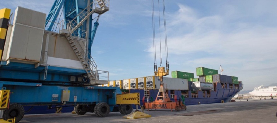 acerinox-se-fija-en-el-puerto-de-motril-para-exportar-sus-productos