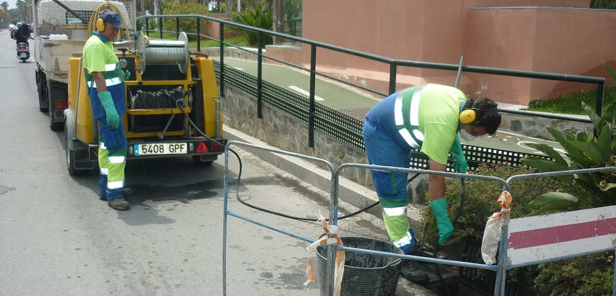 aguas-y-servicios-de-la-costa-tropical-realiza-26-720-limpiezas-de-imbornales-antes-de-otono