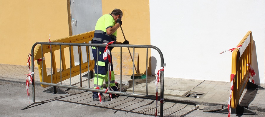 el-ayuntamiento-renueva-los-anclajes-de-las-farolas-de-la-calle-bachiller-sanson-en-el-barrio-de-la-fabriquilla