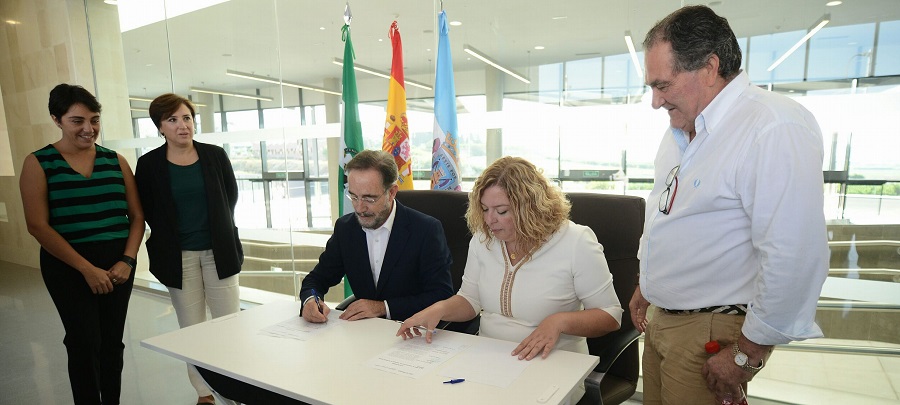 la-alcaldesa-recibe-de-manos-del-consejero-de-fomento-las-llaves-de-la-nueva-estacion-de-autobuses-de-motril