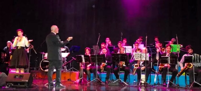 la-insostenible-big-band-llevo-el-jazz-a-la-casa-de-la-cultura-de-almunecar