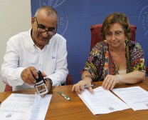 mercedes-sanchez-drcha-junto-al-presidente-de-la-asociacion-intercultural-darna-mustafa-durante-la-firma-del-convenio-2