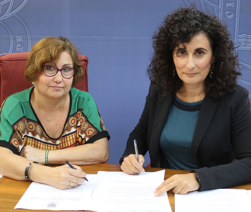 mercedes-sanchez-izrda-junto-a-alicia-martin-drcha-durante-la-firma-del-convenio-de-colaboracion-con-aulabierta