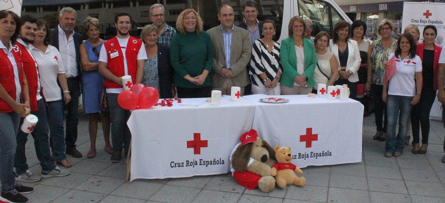 motril-se-tine-con-los-colores-de-la-solidaridad-para-ayudar-a-cruz-roja-en-su-campana-a-favor-de-la-infancia
