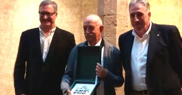 tomas-hernandez-recibe-el-premio-del-intl-de-poesia-ciudad-de-pamplona-en-la-modalidad-de-castellano