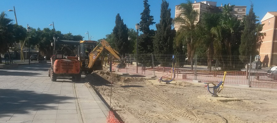 el-ayto-de-motril-mejora-el-pavimento-y-la-red-de-pluviales-de-la-plaza-de-la-paz-en-la-rambla-de-los-alamos