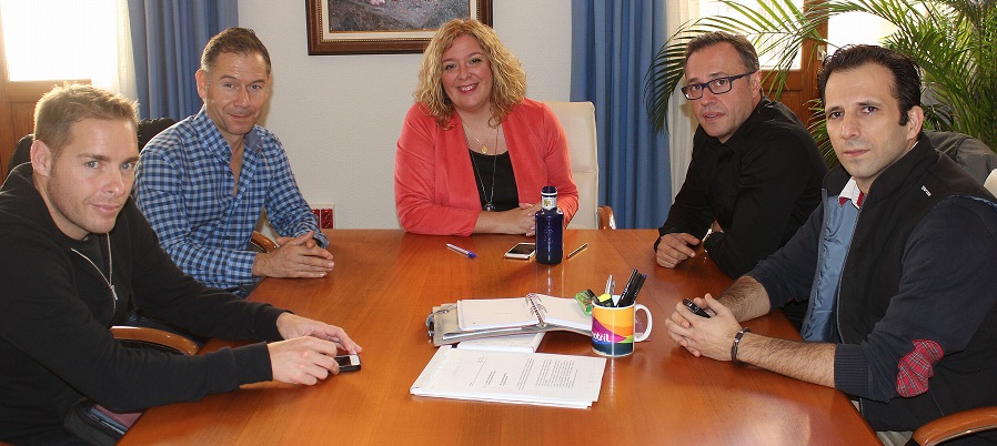 flor-almon-apoya-a-los-empresarios-hosteleros-y-se-compromete-a-trabajar-con-ellos-por-el-desarrollo-turistico