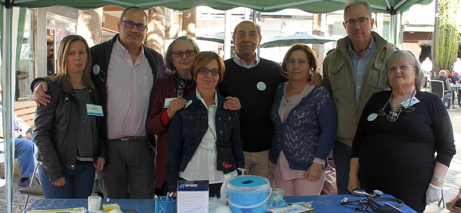 francisco-ruiz-mercedes-sanchez-y-david-martin-en-las-mesas-informativas-instaladas-por-la-asociacion-adimo