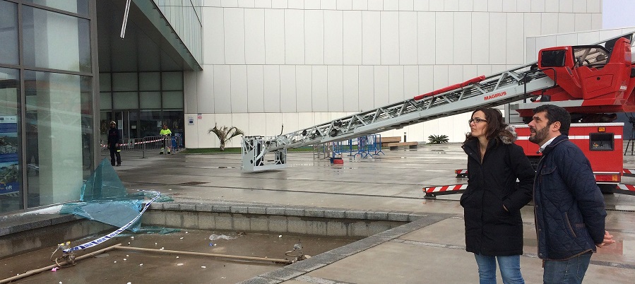 se-desprenden-dos-cristales-de-la-fachada-del-centro-de-desarrollo-turistico-de-motril