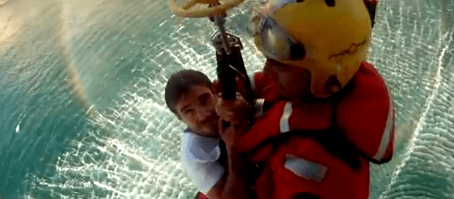 un-helicoptero-de-salvamento-maritimo-rescata-a-un-hombre-en-un-acantilado-de-la-punta-de-la-mona-en-la-herradura