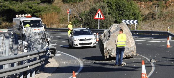 una-piedra-de-grandes-dimensiones-cae-sobre-la-cn-340-invadiendo-la-calzada-cerca-del-acceso-a-punta-de-la-mona