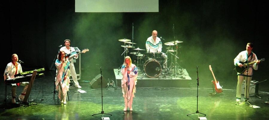 almunecar-rindio-homenaje-al-mitico-grupo-sueco-abba-con-un-gran-concierto