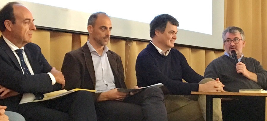 carlos-rojas-participa-en-una-mesa-redonda-en-el-colegio-de-los-padres-agustinos-de-motril