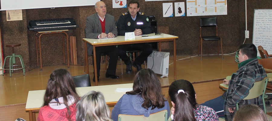 charlas-informativas-en-los-institutos-por-parte-de-la-policia-local-de-salobrena