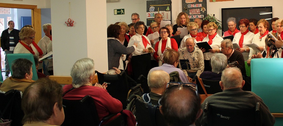 el-coro-de-los-talleres-municipales-anima-la-navidad-de-los-mayores-de-las-residencias-de-motril
